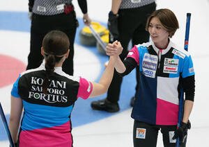日本カーリング選手権大会　横浜2026　女子2次リーグ　フォルティウス対グランディール　第4エンド、タッチを交わす小谷優奈(左)と吉村紗也香(撮影･小島史椰)