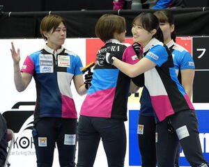 日本カーリング選手権大会　横浜2026　女子2次リーグ　フォルティウス対グランディール　グランディールに勝利し笑顔を見せる、左からフォルティウスの選手たち(撮影･小島史椰)