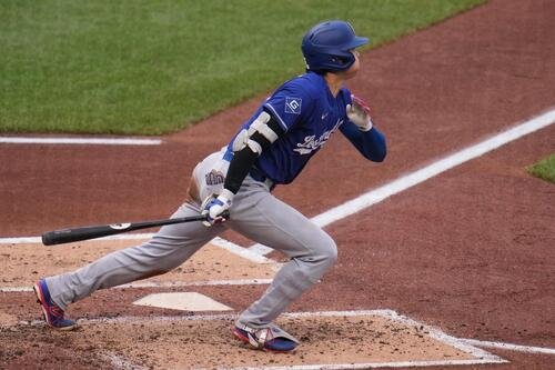 パイレーツ戦の3回、13号ソロを放つドジャース大谷翔平(AP)