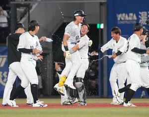 ロッテ対DeNA 9回裏ロッテ2死二、三塁、山本大斗(中央)はサヨナラの右前適時打を放ちナインから手荒い祝福を受ける(撮影･小沢裕)