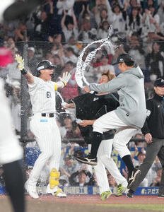 ロッテ対DeNA 9回裏ロッテ2死二、三塁、山本大斗(左)はサヨナラの右前適時打を放ちナインから手荒い祝福を受ける(撮影･小沢裕)　