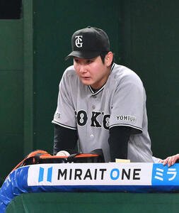 西武対巨人　8回裏、降板しベンチから戦況を見守る巨人先発の竹丸和幸(撮影･滝沢徹郎)