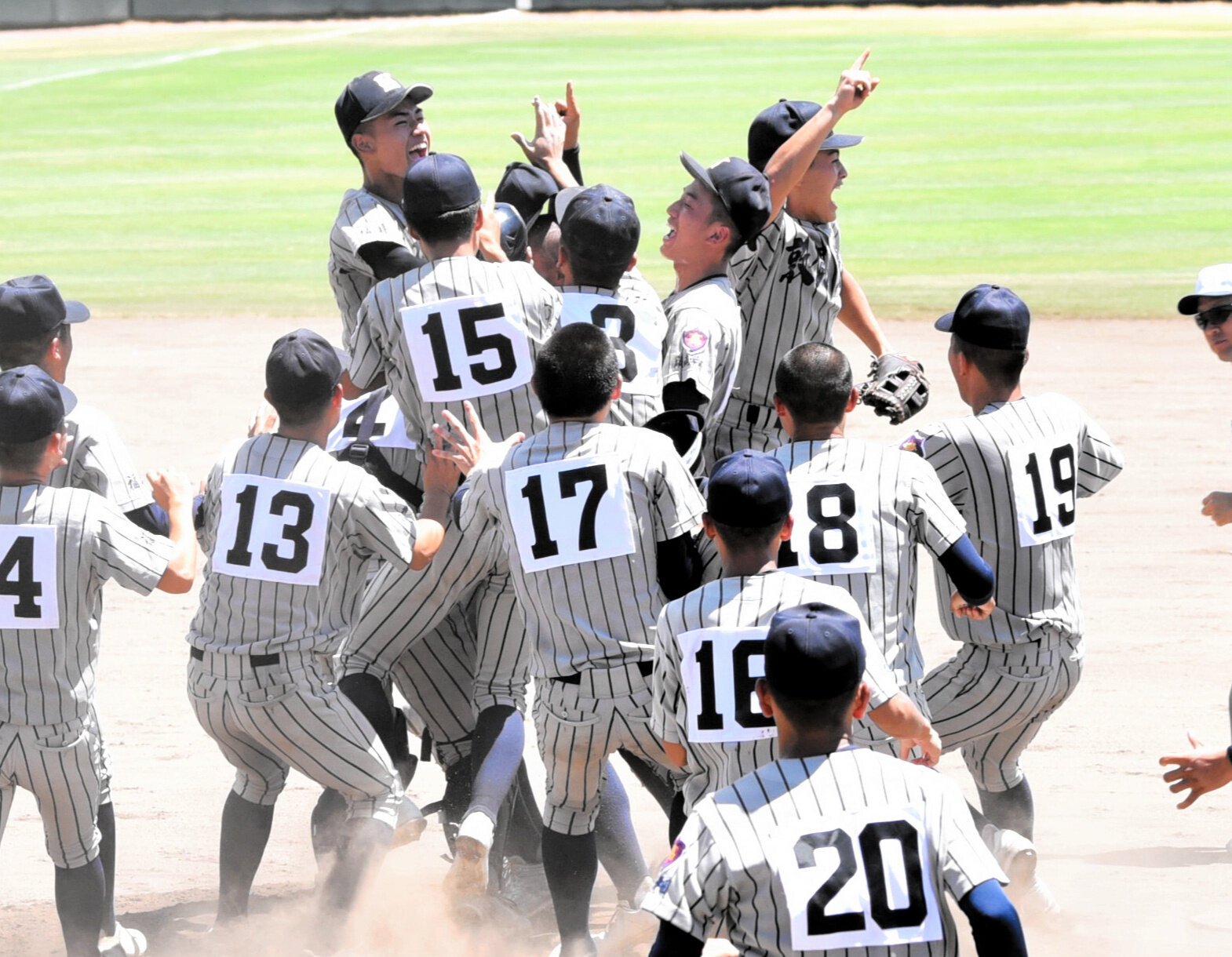 昨夏の福井大会で、甲子園出場を決めて喜ぶ敦賀気比の選手たち=2025年7月26日、セーレン