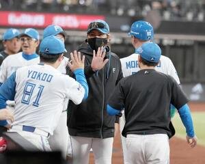 日本ハム対中日　8連勝しスタッフらとハイタッチする新庄剛志監督(撮影･黒川智章)