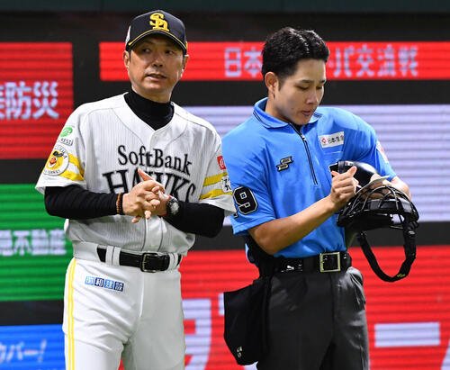 ソフトバンク対ヤクルト　6回表開始前に周東佑京の交代を告げる小久保裕紀監督(撮影･岩下翔太)
