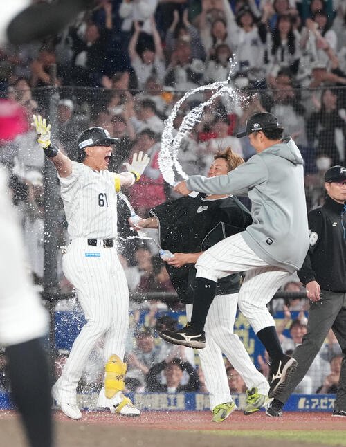 ロッテ対DeNA 9回裏ロッテ2死二、三塁、山本大斗(左)はサヨナラの右前適時打を放ちナインから手荒い祝福を受ける(撮影･小沢裕)