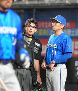 ロッテ対DeNA　選手交代を告げるDeNA相川亮二監督(撮影･小沢裕)