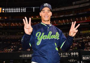 ソフトバンク対ヤクルト　33歳の誕生日に決勝犠飛を放った塩見泰隆は両手で33をつくる(撮影･岩下翔太)