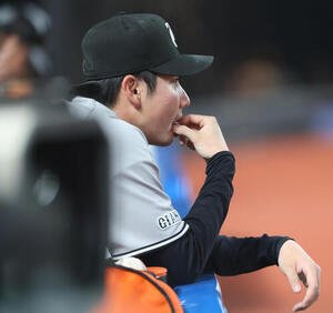 西武対巨人　8回裏西武2死三塁、降板しベンチで浮かない表情を見せる竹丸和幸(撮影･河田真司)