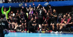 リーグH　プレーオフ　準々決勝　ジークスター東京対大崎埼玉　趙顯章(手前)がPOMに選ばれ、沸くジークスター東京の選手たち(撮影･鈴木みどり)