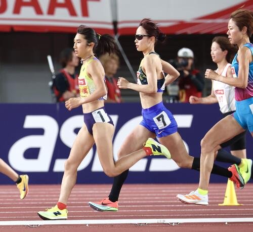 第110回日本陸上競技選手権大会　第1日　女子5000メートル決勝　力走する田中希実(左)と山本有真(撮影･宮地輝)＝2026年6月12日