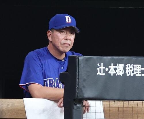 日本ハム対中日　試合を見つめる井上一樹監督(撮影･黒川智章)