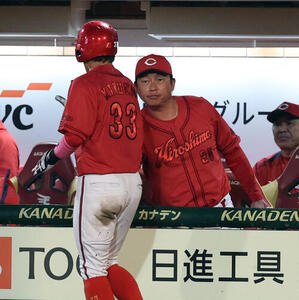 楽天対広島　3回表広島1死一、二塁、坂倉将吾の先制適時二塁打で生還した菊池涼介を迎える新井貴浩監督(撮影･浅見桂子)