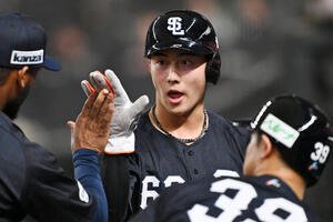西武対巨人　1回裏に先制適時二塁打を放った西武長谷川信哉はチームメートとタッチをかわす(撮影･滝沢徹郎)