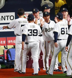 オリックス対阪神　阪神に勝利しナインを迎えるオリックス岸田護監督(撮影･加藤哉)