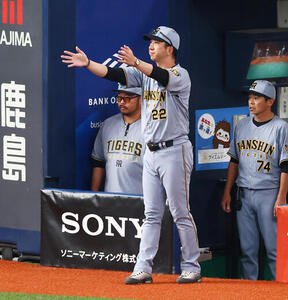 オリックス対阪神　8回表阪神1死、前川右京一塁判定についてリクエストする藤川球児監督(撮影･加藤哉)