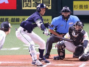 六回表ヤクルト1死満塁、岩田は右前に同点2点適時打を放つ