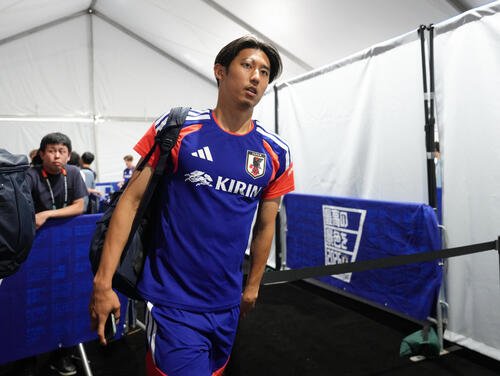 練習後、取材エリアを移動する伊藤洋輝(撮影･足立雅史)