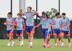サッカー日本代表W杯北中米大会ベースキャンプ　練習に臨む板倉滉(左から3人目)ら(撮影･足立雅史)