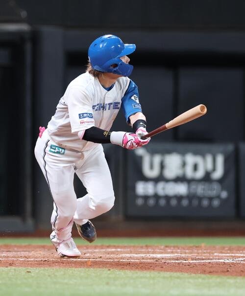 日本ハム対中日　5回裏日本ハム1死二塁、適時三塁打を放つ水野達稀(撮影･黒川智章)