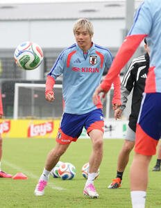 サッカー日本代表W杯北中米大会ベースキャンプ　ボール回しする伊東純也(撮影･足立雅史)