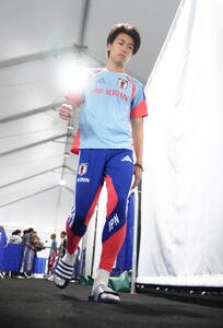 サッカー日本代表W杯北中米大会ベースキャンプ　取材エリアを移動する中村敬斗(撮影･足立雅史)＝2026年6月12日(現地時間)