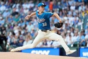 フィリーズ戦で力投するブルワーズのミジオロウスキー(AP)