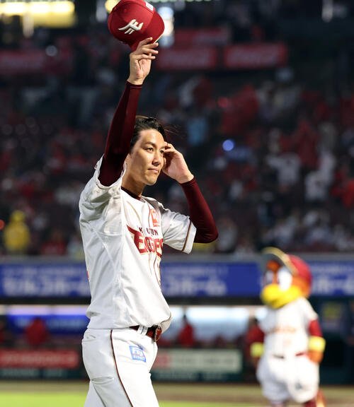 楽天対広島　今季初勝利の楽天岸孝之は笑顔でスタンドにあいさつ(撮影･浅見桂子)