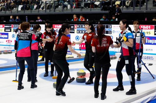 日本カーリング選手権大会　横浜2026　女子プレーオフ　中部電力対フォルティウス　第8エンド終了後、中部電力がコンシードをし、お互いに握手する選手たち