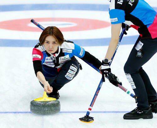 日本カーリング選手権大会　横浜2026　女子プレーオフ　中部電力対フォルティウス　第6エンド、ストーンを投じるフォルティウスのの吉村紗也香(撮影･山本朝陽)
