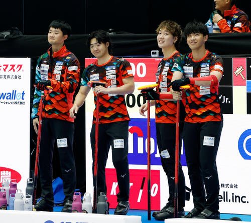 日本カーリング選手権大会　ロコ･ソラーレの選手たち、左から前田拓海、前田拓紀、上川憂竜、所岳澄(撮影･山本朝陽)