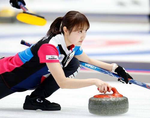 日本カーリング選手権大会　横浜2026　女子準決勝　フォルティウス対北海道銀行　第2エンド、ストーンを投じるフォルティウスの小林未奈(撮影･山本朝陽)