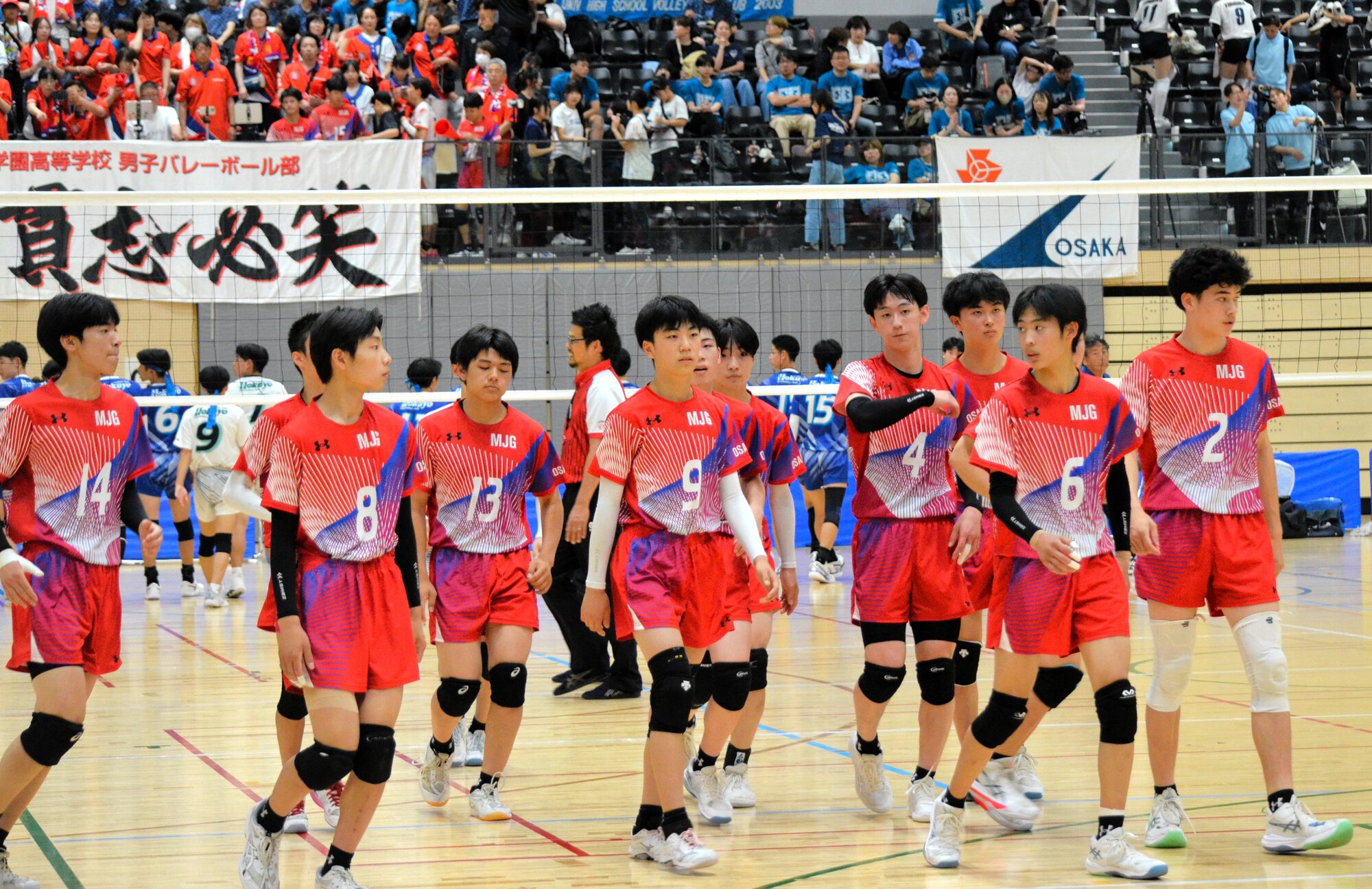 インターハイの大阪予選6回戦で関大北陽に敗れた箕面自由学園の選手ら=2026年6月13日、大阪府堺市の大浜だいしんアリーナ