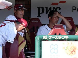 楽天対広島　打線沈黙で厳しい表情で頭をかく楽天塩川達也監督代行(撮影･浅見桂子)