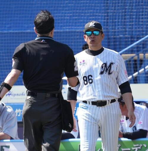 ロッテ対DeNA　ロッテ先発の田中晴也の交代を告げるサブロー監督(撮影･小沢裕)
