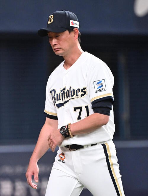 オリックス対阪神　6回を終え、選手の交代を告げるオリックス岸田護監督(撮影･和賀正仁)