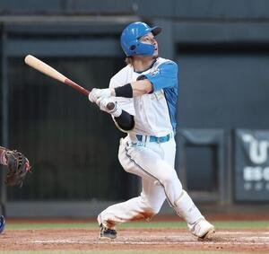 日本ハム｣対中日　9回裏日本ハム1死、サヨナラ本塁打を放つ水野達稀(撮影･黒川智章)