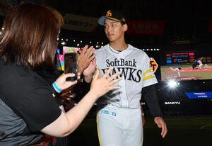 ソフトバンク対ヤクルト　ヤクルトに勝利し、ファンとタッチを交わすソフトバンク前田悠伍(撮影･岩下翔太)
