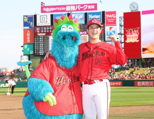 楽天対広島　完封勝利で5勝目を挙げた広島森下暢仁はスラィリーと笑顔でガッツポーズ(撮影･浅見桂子)