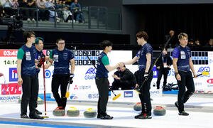 日本カーリング選手権大会　横浜2026　男子準決勝　SC軽井沢クラブ対SC軽井沢クラブJr. SC軽井沢クラブが勝利し、お互いに握手をし合う両チームの選手たち(撮影･山本朝陽)