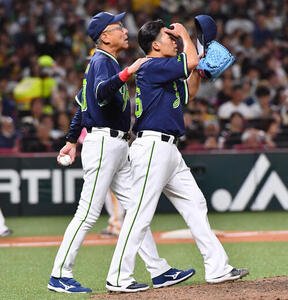 ソフトバンク対ヤクルト　6回裏、今宮健太に犠飛を許し、山野太一(右)の降板を告げ、肩を組みながらマウンドへ向かうヤクルト池山隆寛監督(撮影･岩下翔太)