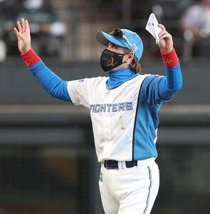 日本ハム｣対中日　スタンドに向かって手を振る新庄剛志監督(撮影･黒川智章)