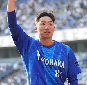 ロッテ対DeNA　連敗を脱出しスタンドのファンに手を振るDeNA相川亮二監督(撮影･小沢裕)