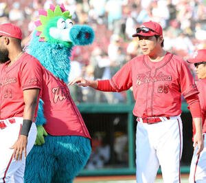 楽天対広島　連敗を4でストップしスラィリーとハイタッチする広島新井貴浩監督(撮影･浅見桂子)＝2026年6月13日
