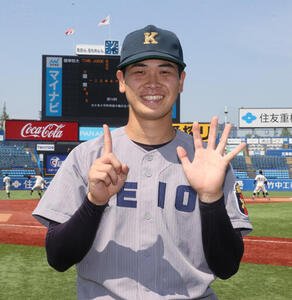 東北福祉大対慶大　15奪三振で勝利した慶大･渡辺和大はポーズを決める(撮影･柴田隆二)全日本大学野球選手権　準決勝　