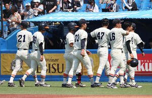 東北福祉大対慶大　敗れた東北福祉大ナイン(撮影･柴田隆二)