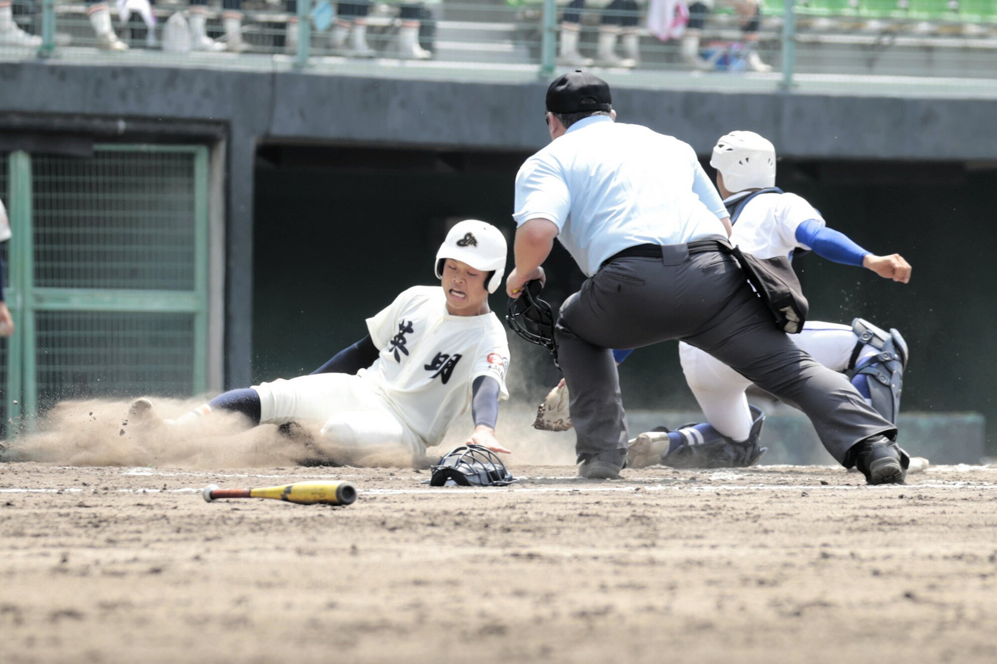 明豊―英明、四回裏英明、吉川の適時打で、二塁から松本一が生還して3点目=2026年6月13日午前10時26分、レクザムスタジアム、斉藤夏音撮影