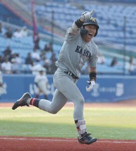 全日本大学野球選手権　準決勝　国学院大対関大　9回裏関大2死一、三塁、山本峻輔はサヨナラ打を放ちガッツポーズする(撮影･柴田隆二)