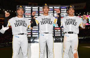 ソフトバンク対ヤクルト　ヤクルトに勝利しお立ち台でガッツポーズする、左からソフトバンク近藤健介、前田悠伍、野村勇(撮影･岩下翔太)