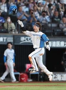 日本ハム｣対中日　9回裏日本ハム1死、サヨナラ本塁打を放ちヘルメットを放り投げる水野達稀(撮影･黒川智章)